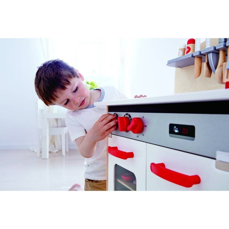 Cocina blanca de madera.