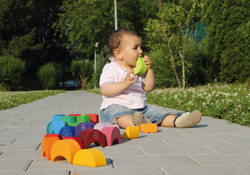 La necesidad de los bebés de explorar con la boca