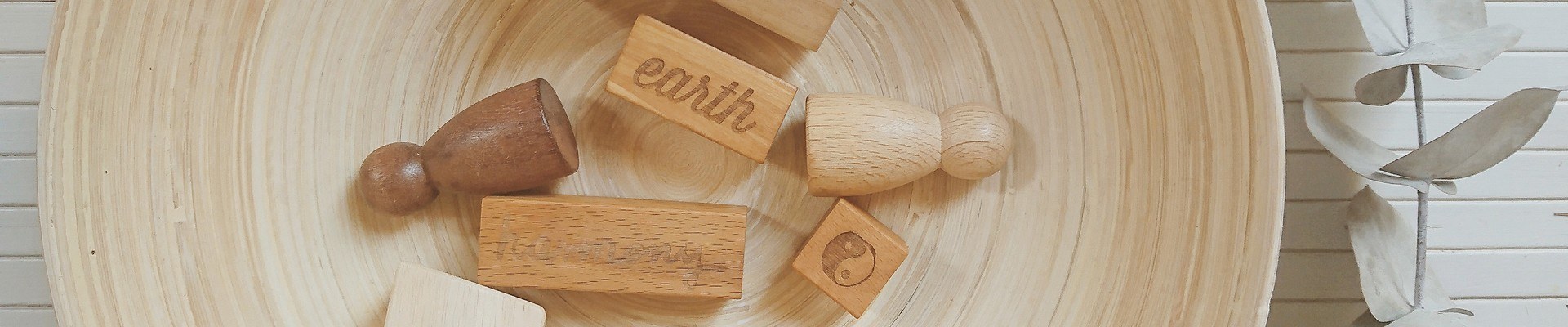 Juguetes didácticos de madera para fomentar el lenguaje y la comunicación